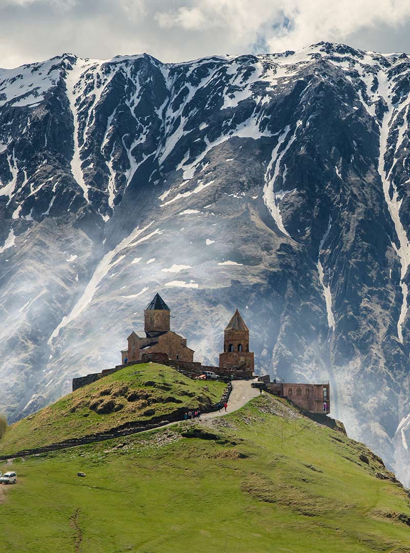 casa su collina in Georgia con montagna innevata