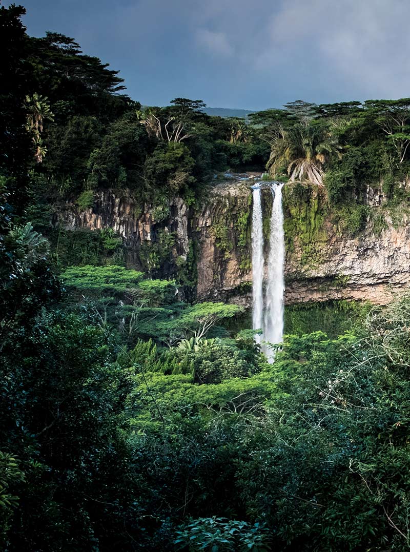 parete rocciosa con cascata