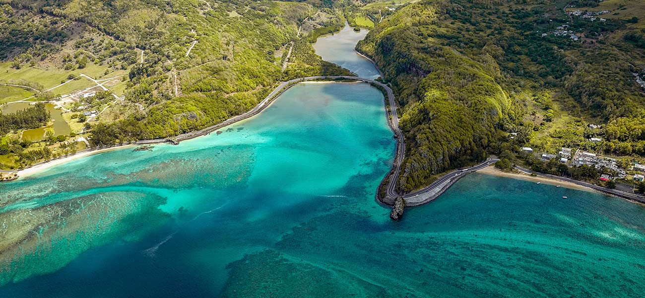 vista dall'alto su arcipelago verde lussureggiante e mare cristallino