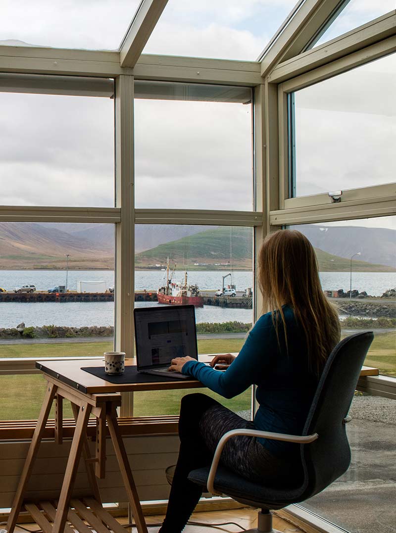 donna che lavora davanti ad una vetrata con vista spettacolare