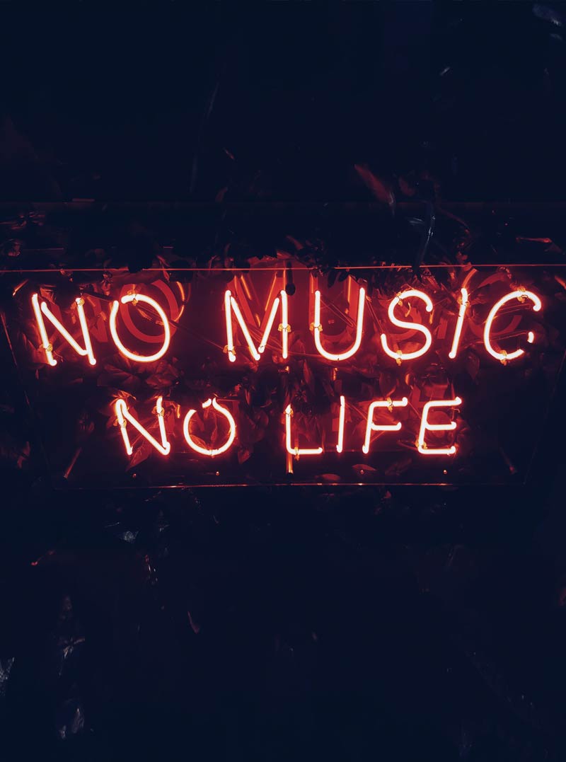 scritta neon su sfondo scuro