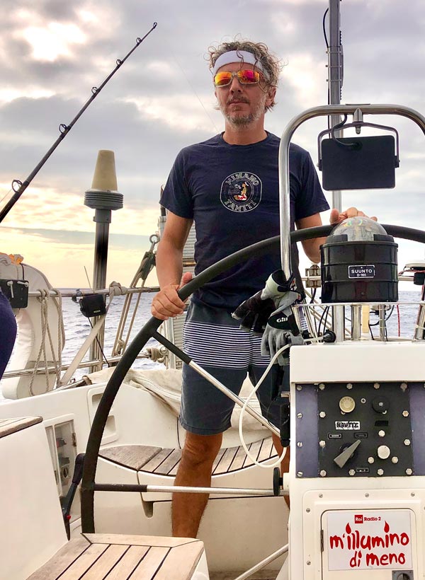 Lorenzo Cipriani al timone della sua barca a vela