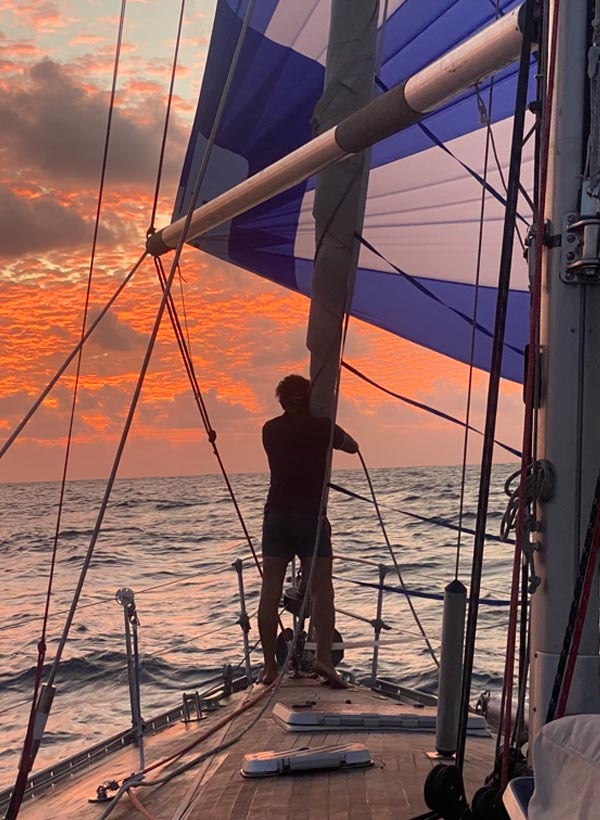 Lorenzo Cipriani in barca a vela al tramonto