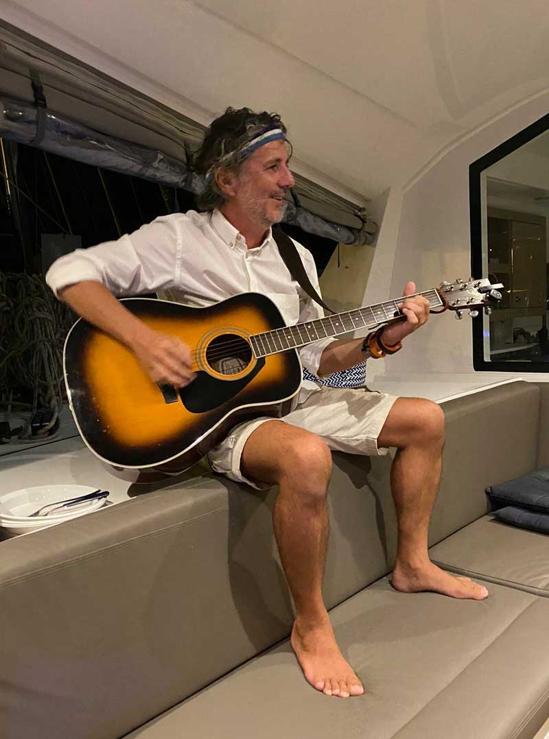 Lorenzo Cipriani con la chitarra