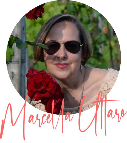 foto di Marcella Uttaro in parco con rose rosse con firma